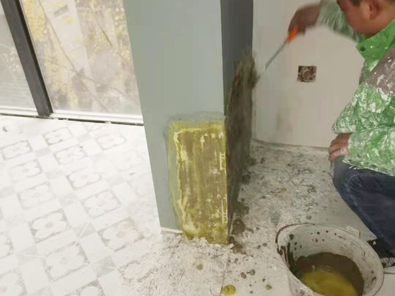 墻面局部修補：一定要做好基層的處理，如果您家是二次裝修墻面時，沒有將以前的老墻的墻皮鏟除干凈，或者是只鏟除了表層的膩子，那么修補墻面時，是會遺留下高低不平的部分墻皮的，此后，要是接著上刷界面劑或者膩子，那么很可能就會導致新刷的墻面出現(xiàn)開裂的情況。 需要鏟除到磚墻體的表面，然后進行全面的施工，進行翻新墻面，工程量是比較大的，完全適用于存在多處開裂、掉皮和起粉現(xiàn)象的墻面。