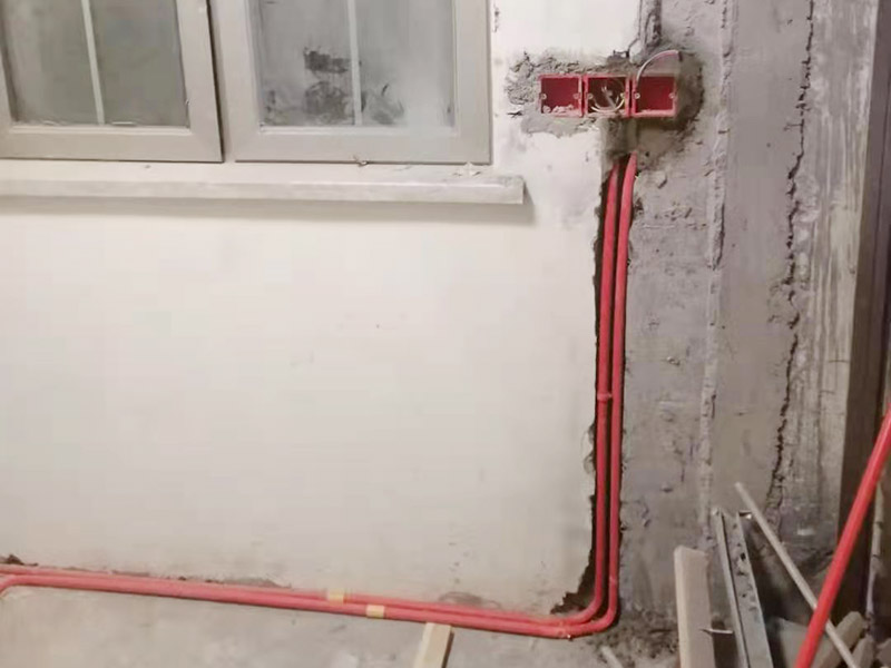 墻面水電改造維修：按走向進(jìn)行墻面或地面開(kāi)槽，開(kāi)槽過(guò)程中，不允許出現(xiàn)墻面橫向開(kāi)槽大于30cm的現(xiàn)象，因?yàn)闄M向開(kāi)槽將破壞整樓的承重，使得抗震能力降低而且墻面容易開(kāi)裂。如果是保溫墻的話，開(kāi)很長(zhǎng)的橫槽有可能會(huì)導(dǎo)致開(kāi)槽上部的保溫層整體脫落。墻面開(kāi)槽一般都應(yīng)該是豎向垂直開(kāi)槽。 埋入管線(包括布線和接好管道)和暗盒，電路施工時(shí)先安裝管路，然后再穿導(dǎo)線，這樣可以避免將來(lái)?yè)Q線出現(xiàn)導(dǎo)線無(wú)法抽動(dòng)的現(xiàn)象。穿管不能使用軟管，防止出現(xiàn)死角。同時(shí)電路接頭不要裸露在外面，應(yīng)該安裝在線盒內(nèi)，分線盒之間不允許有接頭。