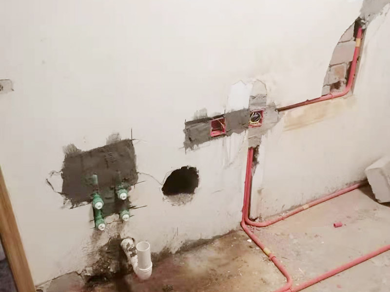 墻面水電改造維修：按走向進(jìn)行墻面或地面開(kāi)槽，開(kāi)槽過(guò)程中，不允許出現(xiàn)墻面橫向開(kāi)槽大于30cm的現(xiàn)象，因?yàn)闄M向開(kāi)槽將破壞整樓的承重，使得抗震能力降低而且墻面容易開(kāi)裂。如果是保溫墻的話，開(kāi)很長(zhǎng)的橫槽有可能會(huì)導(dǎo)致開(kāi)槽上部的保溫層整體脫落。墻面開(kāi)槽一般都應(yīng)該是豎向垂直開(kāi)槽。 埋入管線(包括布線和接好管道)和暗盒，電路施工時(shí)先安裝管路，然后再穿導(dǎo)線，這樣可以避免將來(lái)?yè)Q線出現(xiàn)導(dǎo)線無(wú)法抽動(dòng)的現(xiàn)象。穿管不能使用軟管，防止出現(xiàn)死角。同時(shí)電路接頭不要裸露在外面，應(yīng)該安裝在線盒內(nèi)，分線盒之間不允許有接頭。