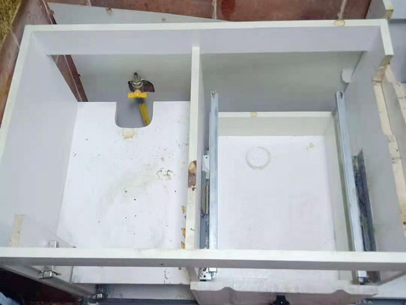 櫥柜維修改造：對(duì)廚房作防護(hù)措施,掛擋布、廚房墻面等做簡(jiǎn)單清理,以便準(zhǔn)確測(cè)量地面水平。 材料進(jìn)場(chǎng):櫥柜板材等進(jìn)場(chǎng)。  安裝地柜 組裝:統(tǒng)一組裝好地柜,搬進(jìn)廚房,按圖紙順序擺放好位置(倒放),統(tǒng)一安裝地腳。 現(xiàn)場(chǎng)切割:地面上墊上保護(hù)物,割口根據(jù)實(shí)物的大小從反面進(jìn)行操作,保持正面不崩。 安裝順序：如有轉(zhuǎn)角柜應(yīng)先安轉(zhuǎn)角柜，沒(méi)有轉(zhuǎn)角柜先從靠墻的柜往外安裝。 水平調(diào)整：通過(guò)地柜的調(diào)節(jié)腿調(diào)節(jié)地柜水平度，誤差保持正負(fù)1mm。