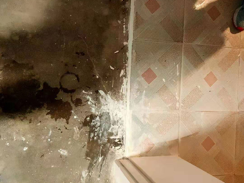 廁所地磚鋪貼：準(zhǔn)備裝修中或多或少都會牽涉到墻體改造，工人在裝修前期需把該砌該粉的工程都結(jié)束，確保改造墻體能充分干燥。攪拌調(diào)和將粘結(jié)劑漿料攪拌至潤滑均勻，無明顯塊狀或糊涂結(jié)狀，將攪拌后施工漿料靜置5&mdash;10分鐘，然后再稍加攪拌1&mdash;2分鐘，即可使用。用泥刀先批墻，后用水泥漿找平。這個(gè)工序很重要，確保底子平，防止貼后空鼓