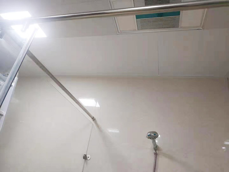 集成吊頂維修：打膨脹螺絲釘，懸掛吊桿，務(wù)必采用8個(gè)的吊桿才能保證整體的牢固性；安裝吊鉤，吊頂裝輕鋼龍骨、三角龍骨，主龍骨采用50加寬加厚的熱鍍鋅烤漆龍骨，保證整個(gè)吊頂?shù)钠秸冗M(jìn)一步加強(qiáng)耐腐蝕性，三角龍骨也要采用熱鍍鋅烤漆龍骨增強(qiáng)耐腐蝕性。將扣板壓入三交龍骨縫中，確定互相垂直，要保證橫豎一條線。