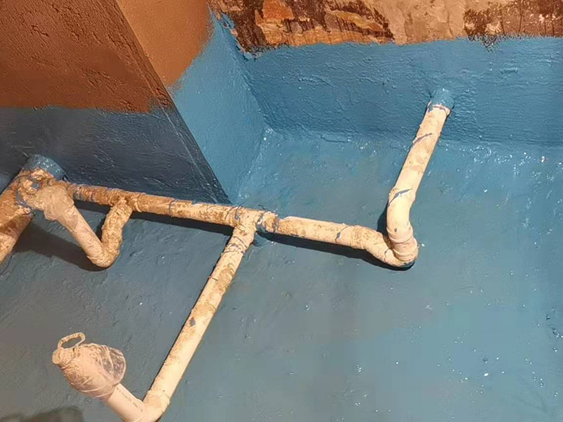 衛(wèi)生間地面防水措施：在預(yù)制板圍墻上涂上防水層時，在堆積預(yù)制板時必須貼上接縫，深度必須在10～12mm之間。穿過圍墻填埋的管露出基層，在周圍刻上20～30mm寬，50～60mm深的溝槽，用1:2的干燥硬質(zhì)水泥砂漿擰干。先把防水粉，水泥，沙子拌勻，再加入水拌勻。 攪拌均勻后涂上灰泥，底面的灰泥厚度為5-10mm，在灰粉凝固前用掃帚掃毛。