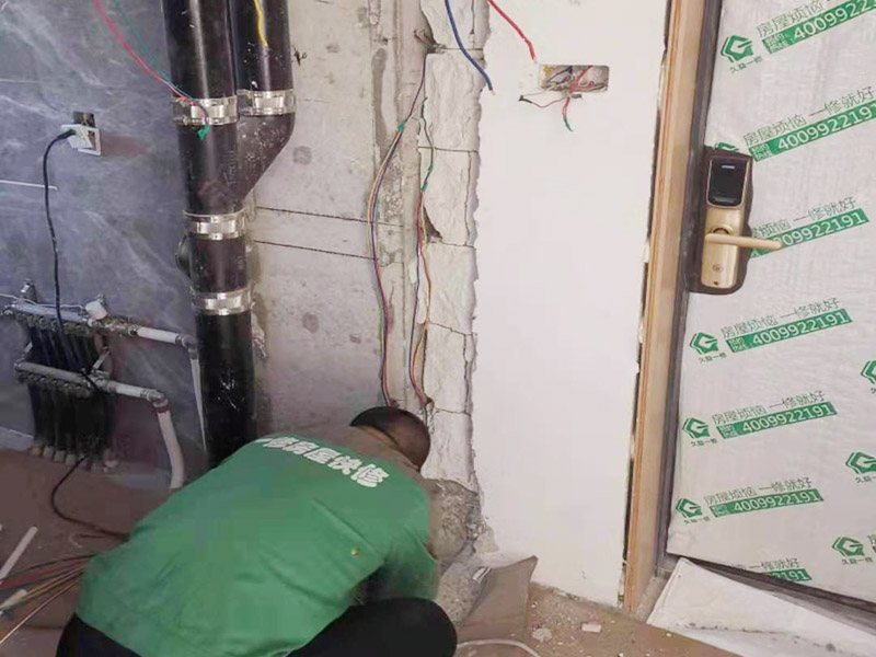 異形瓷磚鋪貼：首先應(yīng)除去基層表面的污垢，油漬，浮灰;除去基層上所有涂料層，膩?zhàn)訉?如果基層未能達(dá)到平整度要求，需對(duì)基層進(jìn)行預(yù)先的找平處理。對(duì)瓷磚的色彩、紋理、表面平整等進(jìn)行嚴(yán)格的挑選，然后按照?qǐng)D紙要求預(yù)鋪。對(duì)可能出現(xiàn)的尺寸、色彩、紋理誤差等進(jìn)行調(diào)整、交換，直至達(dá)到最佳效果。加水后將粘結(jié)劑漿料攪拌至潤(rùn)滑均勻，無(wú)明顯塊狀或糊狀結(jié)塊，攪拌后的漿料靜置5-10分鐘后再稍加攪拌1-2分鐘即可使用。在開(kāi)始鋪貼施工前，需要先清理瓷磚表面的浮灰，污垢等。將瓷磚平整地鋪貼在基層上，使用橡膠錘將瓷磚拍實(shí)鋪平。施工過(guò)程中，可小幅度轉(zhuǎn)動(dòng)瓷磚，使?jié){料與瓷磚背面充分接觸。