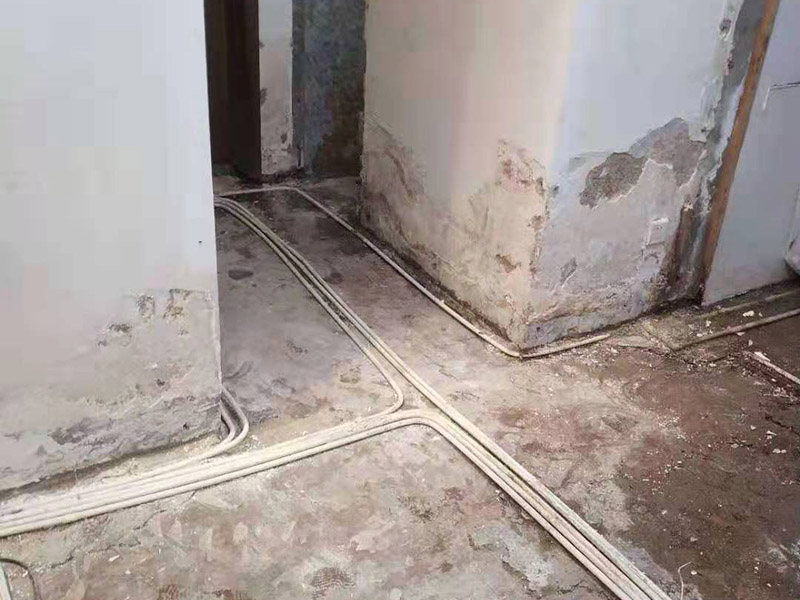 廚房拆除施工：拆除舊廚房是工程中的第一項，將情墻面和地面上原有的瓷磚全部砸掉，不要只砸掉一半或一部分，以免后面在鋪貼時有縫隙。 拆除吊頂、廚具和燈具，需按照一定的流程拆除。如果想要重新將廚房整頓一下，那么就將廚房的一切原有的都拆除掉。 如果是其他房間改造為廚房的話，也是要先將墻面和地面全部砸掉，以便于后續(xù)安裝管道和布置線路。水路和電路的設(shè)計都是很隱藏的，一般都會做成暗管，隱藏在墻面或地面下，既美觀又不影響使用。在地面和墻面全部拆除后，要將不平整或者有縫隙的地方用水泥抹平，以防安裝上瓷磚后發(fā)現(xiàn)不平整而影響整體美觀，并且也能進一步做到防水的效果。