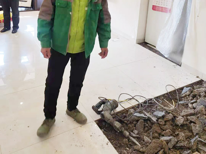 客廳地磚拆除案例：先把墻上的物體小心翼翼全部拆除搬出屋外，戴上手套和防護(hù)眼鏡，用小型的電鎬先從墻低的第一塊磚的邊緣開始鏟除，序次鏟除完整個墻面的瓷磚。敲擊鏟除到有插座和水龍頭附近瓷磚時，慢慢敲擊并仔細(xì)觀察電線和水管的方向，以防止損壞電線和水管。 用小型的電鎬或瓷磚鏟除機(jī)就能輕輕松松完成任務(wù)。此方法省時省力。（操作的時候安全問題要注意） 瓷磚鏟除一部分時要用斗車把地面上的瓷磚清理干凈，然后繼續(xù)鏟除，直到整面墻的瓷磚全部鏟除干凈為止。