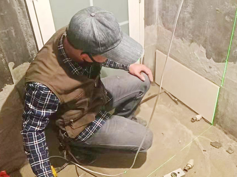 衛(wèi)生間墻面貼磚：施工前將需要的材料整齊堆放在一旁待用。首先應(yīng)除去基層表面的污垢，油漬，浮灰;除去基層上所有涂料層，膩?zhàn)訉?如果基層未能達(dá)到平整度要求，需對(duì)基層進(jìn)行預(yù)先的找平處理。 鋪貼瓷磚前需事先找好垂直線，以此為基準(zhǔn)鋪貼的瓷磚高低均勻、垂直美觀;此外，施工前在墻體四周需彈出標(biāo)高控制線，在地面彈出十字線，以控制地磚分隔尺寸。 加水后將粘結(jié)劑漿料攪拌至潤(rùn)滑均勻，無明顯塊狀或糊狀結(jié)塊，攪拌后的漿料靜置5-10分鐘后再稍加攪拌1-2分鐘即可使用。在開始鋪貼施工前，需要先清理瓷磚表面的浮灰，污垢等。將調(diào)制好的漿料均勻地抹在瓷磚背面，要求漿料飽滿。將瓷磚平整地鋪貼在基層上，使用橡膠錘將瓷磚拍實(shí)鋪平。施工過程中，可小幅度轉(zhuǎn)動(dòng)瓷磚，使?jié){料與瓷磚背面充分接觸。