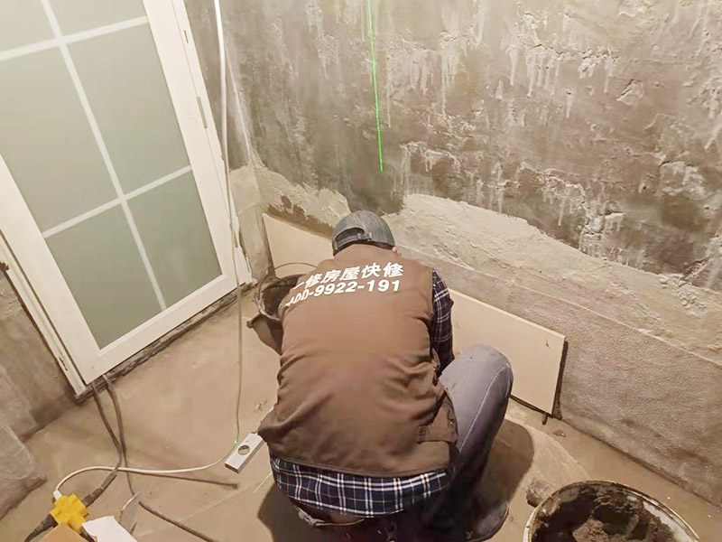 衛(wèi)生間墻面貼磚：施工前將需要的材料整齊堆放在一旁待用。首先應(yīng)除去基層表面的污垢，油漬，浮灰;除去基層上所有涂料層，膩?zhàn)訉?如果基層未能達(dá)到平整度要求，需對(duì)基層進(jìn)行預(yù)先的找平處理。 鋪貼瓷磚前需事先找好垂直線，以此為基準(zhǔn)鋪貼的瓷磚高低均勻、垂直美觀;此外，施工前在墻體四周需彈出標(biāo)高控制線，在地面彈出十字線，以控制地磚分隔尺寸。 加水后將粘結(jié)劑漿料攪拌至潤(rùn)滑均勻，無明顯塊狀或糊狀結(jié)塊，攪拌后的漿料靜置5-10分鐘后再稍加攪拌1-2分鐘即可使用。在開始鋪貼施工前，需要先清理瓷磚表面的浮灰，污垢等。將調(diào)制好的漿料均勻地抹在瓷磚背面，要求漿料飽滿。將瓷磚平整地鋪貼在基層上，使用橡膠錘將瓷磚拍實(shí)鋪平。施工過程中，可小幅度轉(zhuǎn)動(dòng)瓷磚，使?jié){料與瓷磚背面充分接觸。