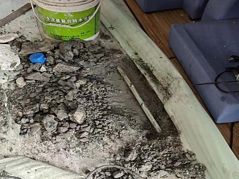 地面水管漏水維修：墻壁上有水滴不一定就是內(nèi)水管漏水所致，那應(yīng)先判斷究竟是不是墻壁內(nèi)的水管出現(xiàn)問題而出現(xiàn)的漏水情況，找到墻壁內(nèi)水管的漏水點(diǎn)，那首先得關(guān)掉水源總閘，然后卸下連接壓縮接頭的陰陽螺母，在螺母上繞上膠布讓螺母的密封性能更加好，最后就是重新裝上壓縮接頭。