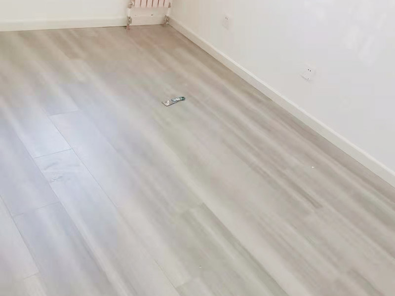 木地板踢腳線安裝：1、安裝前先清掃：把地面和墻面打掃干凈，這樣安裝踢腳線才不會(huì)出現(xiàn)空隙。 2、墻表打孔：需要進(jìn)行打孔，把踢腳線穩(wěn)固在墻表?？拙嘣?00cm左右，孔深度5CM左右。 3、墻角處理：踢腳線切成45度斜角，這樣2根踢腳線可以融合在一起，組成尖銳的90度直角。