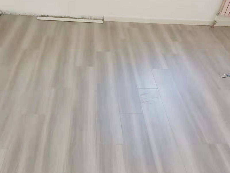 木地板踢腳線安裝：1、安裝前先清掃：把地面和墻面打掃干凈，這樣安裝踢腳線才不會(huì)出現(xiàn)空隙。 2、墻表打孔：需要進(jìn)行打孔，把踢腳線穩(wěn)固在墻表?？拙嘣?00cm左右，孔深度5CM左右。 3、墻角處理：踢腳線切成45度斜角，這樣2根踢腳線可以融合在一起，組成尖銳的90度直角。