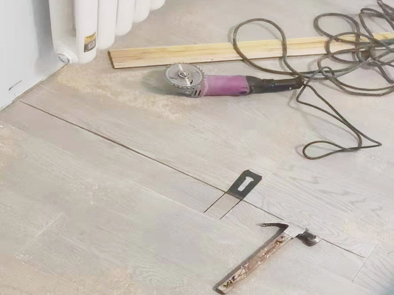 木地板踢腳線安裝：1、安裝前先清掃：把地面和墻面打掃干凈，這樣安裝踢腳線才不會(huì)出現(xiàn)空隙。 2、墻表打孔：需要進(jìn)行打孔，把踢腳線穩(wěn)固在墻表?？拙嘣?00cm左右，孔深度5CM左右。 3、墻角處理：踢腳線切成45度斜角，這樣2根踢腳線可以融合在一起，組成尖銳的90度直角。