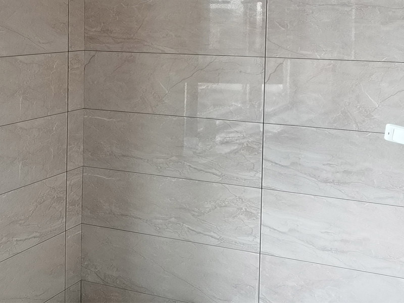 衛(wèi)生間瓷磚鋪貼：衛(wèi)生間的裝修，這個(gè)地方是洗漱的地方會使用很多水，所以說一定要做好排水的工作，排水是為了防止在以后的使用過程中出現(xiàn)堵塞水的現(xiàn)象，如果排水不做好就會導(dǎo)致衛(wèi)生間出現(xiàn)洪澇的現(xiàn)象，事先做排水的工作不僅僅是為了房子也是為了友鄰和睦，試想一下如果排水不做好就會導(dǎo)致水的堵塞然后就會出現(xiàn)水下滲的現(xiàn)象，可能會影響到樓下鄰居，所以說衛(wèi)生間做好排水很重要。