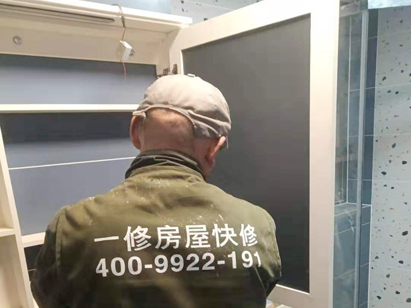 衛(wèi)生間局部安裝：浴室柜鏡子在安裝之前，要測量好鏡子的尺度，鏡子的尺度應該用卷尺量出，然后再在適合的位置，將墻面打孔，然后裝入墻塞，然后將螺絲擰入墻內(nèi)一定深度，然后再確定鏡子的穩(wěn)定性。根據(jù)鏡子背面墻上的兩個孔，對準套入墻內(nèi)的螺絲釘，固定好之后再用手緊緊的將它擰好，然后再用手試一下，看看鏡子會不會有松動問題，如果鏡子沒有東倒西歪的問題，那么鏡子就算是已經(jīng)安裝了，最后，鏡子安裝好之后，要注重鏡面的清潔，一定要用濕毛巾先把鏡子好好擦一下，然后再用干毛巾再擦拭一遍，保證好鏡子的清潔和干凈，就可以進行使用了。