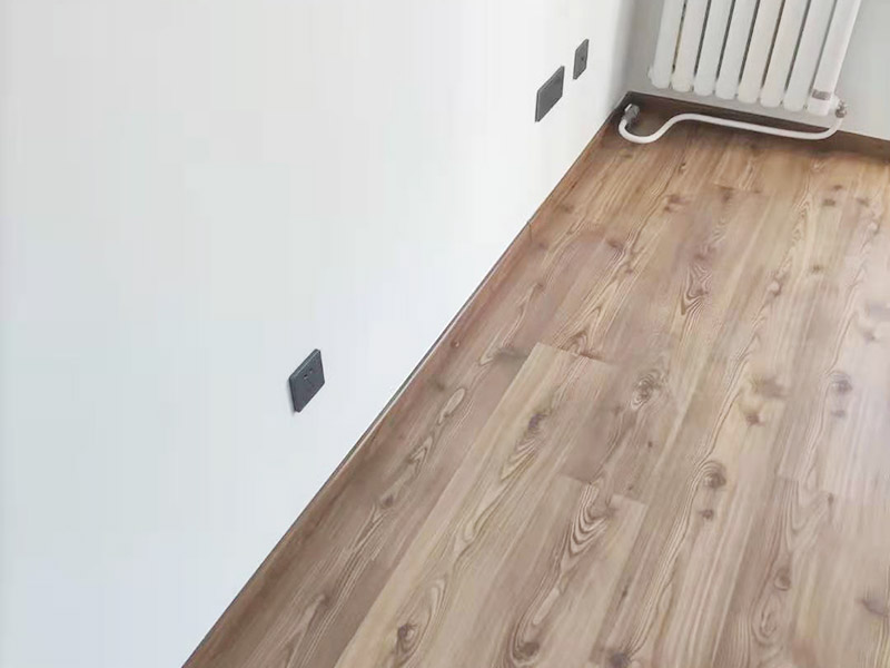 客廳墻面地板翻新：木地板鋪設(shè)之前，要先確保地面平整，然后在地上鋪一層塑料棉膜，塑料棉膜是為了防止地面防潮使木地板變形，接著講木地板都放置在地膜上，這樣在鋪貼的時(shí)候比較方便。先確定好木地板鋪設(shè)的方法，確定好之后就可以開(kāi)始鋪設(shè)了，一般是從墻角開(kāi)始鋪設(shè)。當(dāng)首塊板鋪上去，第二塊板就必須接連上。然后板與板之間都有槽與突出的插面，插面進(jìn)去槽里要嚴(yán)絲合縫。具體操作是將一塊木地板長(zhǎng)面的插面進(jìn)入到前面板的槽里，用手推板的側(cè)面插面進(jìn)入旁邊地板的槽里，如果有縫隙，那么用專(zhuān)用的錘子輕輕敲到一些即可。