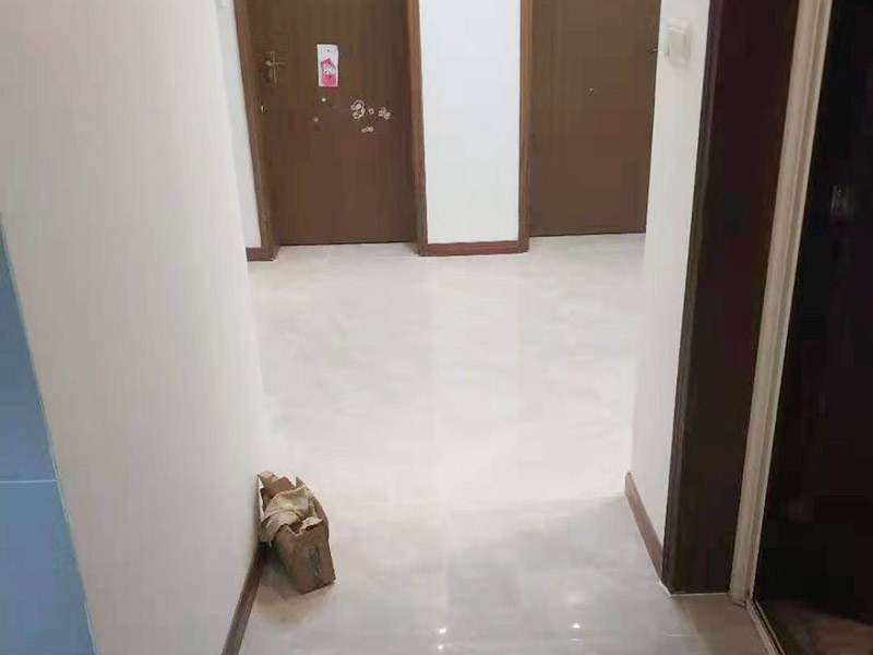 客廳裝修翻新：首先要做的就是進(jìn)行主體的改拆。需要按照?qǐng)D紙，進(jìn)行非承重墻的合理改拆，拆暖氣或者換窗戶(hù)等等，因?yàn)閴w暖氣等改拆以后，原本的水電格局會(huì)被破壞，所以，為了迎合新的房屋格局，水電路也要重新布置。木工，這是對(duì)于裝修客廳中需要木工門(mén)套或者壁櫥等的制作。在一般的裝修中，木工與油漆工，泥工可以同時(shí)作業(yè)，這樣比較節(jié)省時(shí)間。