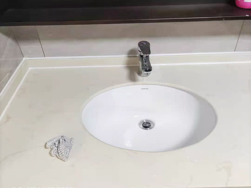 水槽臺(tái)盆安裝：在放置水槽之前，我們需要將水槽的一些功能配件都安裝完畢后，將水槽臺(tái)下盆安放在原先設(shè)計(jì)好的位置，將水槽安裝完畢之后，便可以進(jìn)行接下來的安裝程序。安裝水槽是水槽臺(tái)下盆安裝非常重要的一個(gè)步驟，水槽安裝的好壞，將會(huì)在一定程度上影響水槽日后的使用效果。需要將前面安裝完畢的水龍頭上的進(jìn)水管一端連接到進(jìn)水開關(guān)位置，安進(jìn)水管時(shí)除了要注意它銜接是否牢固，還需要注意不要將冷熱水管的位置給混淆不清。接下來就是安裝溢水孔的下水管，安裝時(shí)需要它銜接處是否密封。最后，只需將過濾籃和整體的排水管安裝完畢即可。