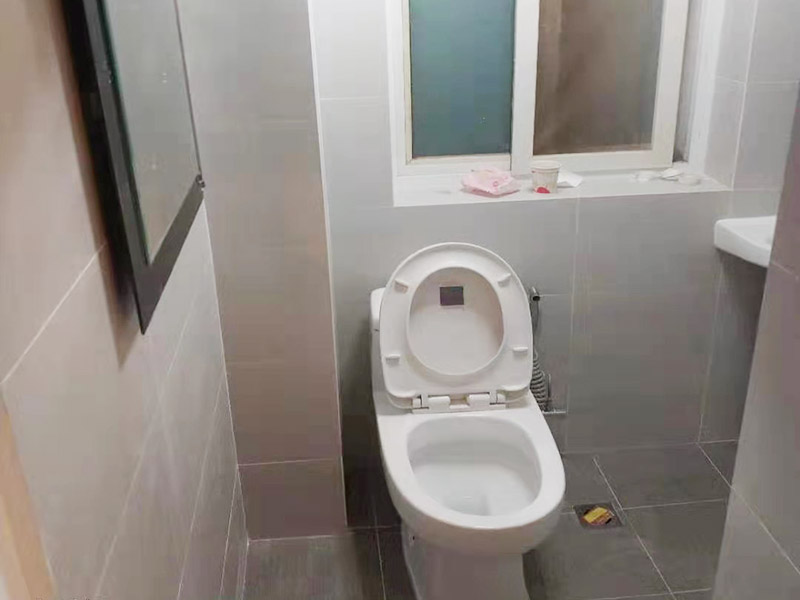 衛(wèi)生間整體裝修：水電改造關系到日后生活中的使用效果，非常重要。首先是所有與水電有關的設備具體位置、尺寸及安裝方式。在確定方案時，不僅只考慮當前的使用需求，還需考慮到未來有可能出現的變化，做好預留打算。待水電改造好后，再做防水處理，衛(wèi)生間廁常用水，非常潮濕，防水措施一定要做好。衛(wèi)生間的防水處理不只是做地面的防水，還有墻面防水，且衛(wèi)生間內的開關插座都必須帶防水蓋。 衛(wèi)生間使用的瓷磚不僅要有裝飾性，還要有防水功能，帶有防水性的瓷磚可以對衛(wèi)生間墻體及地面起到很好的保護作用。而廁所地面使用的瓷磚，不僅要防水還要防滑，大家可以選表面帶凹凸紋路的瓷磚。