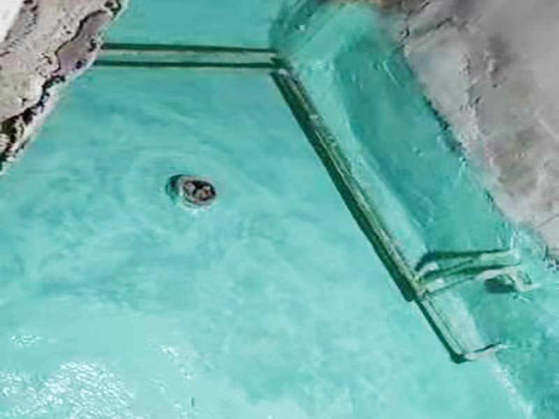 廁所地面刷防水：作防水前，一定要把需要作防水的墻面和地面打掃干凈，否則，再好的防水劑也起不到防水的作用。一般的墻面防水劑要刷到30厘米的高度。地面要全部刷到，而且必須等第一遍干了后，才能刷第二遍。防水重點位置：墻角位置，要多刷1－2遍。下水管周圍，要多刷1－2遍。防水做完了，不要以為就沒有事了，還要&ldquo;開閘放水&rdquo;，試水。試水一試就是24個小時，看周圍墻面有沒有滲水現(xiàn)象