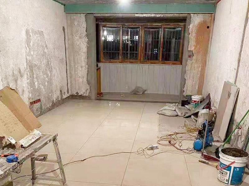 客廳整體裝修翻新：在舊房翻新中最先實(shí)施的是主題拆除，其中主要包括墻面、地面、門窗、水路、電路等各方面的拆除。在拆除過程中，廚衛(wèi)的墻磚鏟除中防水層是極易被損壞的，所以裝修在墻面抹灰完成后一定要重新做防水。拆改會(huì)產(chǎn)生許多的垃圾，要及時(shí)清理，同時(shí)老房翻新過程中時(shí)刻保持室內(nèi)的清潔，這對(duì)于施工也是非常方便的。 第二步就是結(jié)構(gòu)的改造啦。舊房翻新業(yè)主們?cè)谧鼋Y(jié)構(gòu)優(yōu)化時(shí)，廚房、衛(wèi)生間在包立管時(shí)一定要留有檢查口以便維修，舊房的承重墻一定不能拆除否則造成安全隱患。 接下來就是隱蔽工程的實(shí)施了。其中包括檢查吊頂內(nèi)的供水、空調(diào)