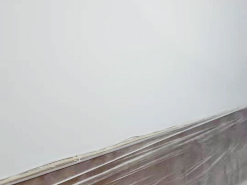 墻面刷新保護(hù)：舊墻的基礎(chǔ)處理主要是指根除墻面的原有裝飾，一般包含墻面原有墻面漆和膩?zhàn)訉拥母?、原有木裝飾、原有其它外表裝飾物如墻紙等的鏟除等。濕潤原有墻面，墻面鏟除的會比較徹底。墻面的基礎(chǔ)處理要根據(jù)墻面的具體情況，具體施工（局部鏟除修補(bǔ)、鏟除至石膏層膩?zhàn)?、鏟除至原墻水泥層），以便靈活掌握預(yù)算和工期。