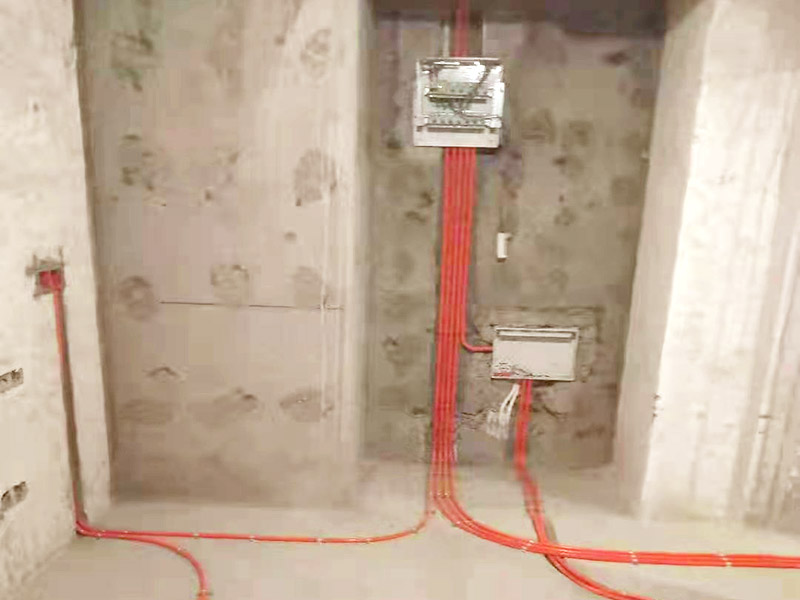 全屋電路布線：首先根據(jù)實(shí)際情況定位，定位完成后，電工根據(jù)定位和電路走向，開布線槽，線路槽很有講究，要橫平豎直，不過，規(guī)范的做法，不允許開橫槽，因?yàn)闀绊憠Φ某惺芰?。布線一般采用線管暗埋的方式。線管有冷彎管和PVC管兩種，冷彎管可以彎曲而不斷裂，是布線的最好選擇，因?yàn)樗霓D(zhuǎn)角是有弧度的，線可以隨時更換，而不用開墻。冷彎管要用彎管工具，弧度應(yīng)該是線管直徑的10倍，這樣穿線或拆線，才能順利。