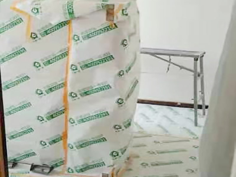 地面家具成品保護(hù)：滿(mǎn)鋪成品瓦楞紙板，再用干凈彩條布滿(mǎn)鋪在普通石膏板上，在彩條布交接處及轉(zhuǎn)角處用膠帶固定，也可選用木芯板或三夾板。材料選用視上人、車(chē)情況而定。門(mén)套的保護(hù)方式：用原門(mén)框保護(hù)膜，或者多層板或密度板，報(bào)紙，美紋紙保護(hù)等