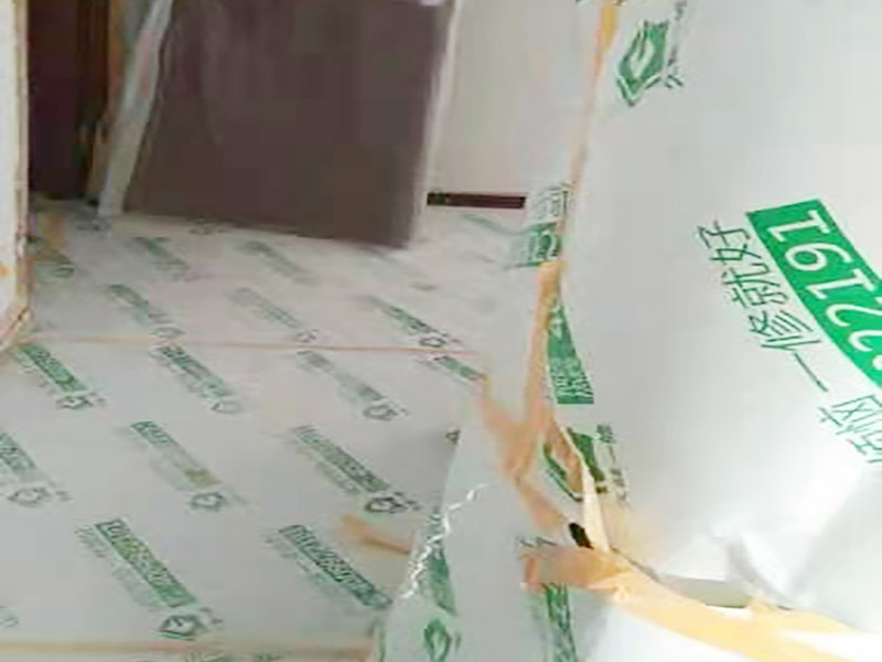 地面家具成品保護(hù)：滿(mǎn)鋪成品瓦楞紙板，再用干凈彩條布滿(mǎn)鋪在普通石膏板上，在彩條布交接處及轉(zhuǎn)角處用膠帶固定，也可選用木芯板或三夾板。材料選用視上人、車(chē)情況而定。門(mén)套的保護(hù)方式：用原門(mén)框保護(hù)膜，或者多層板或密度板，報(bào)紙，美紋紙保護(hù)等