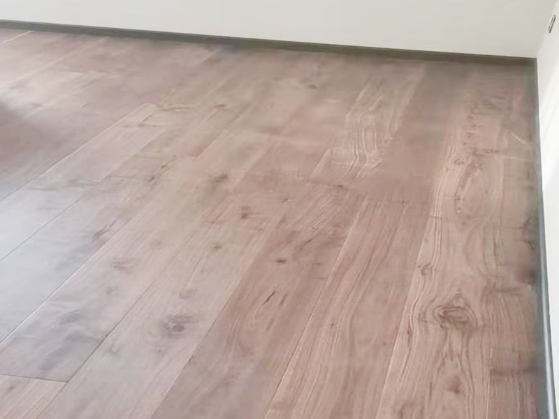 【成都地板劃痕修復(fù)】木地板不小心被劃了，用地板補漆筆可以修