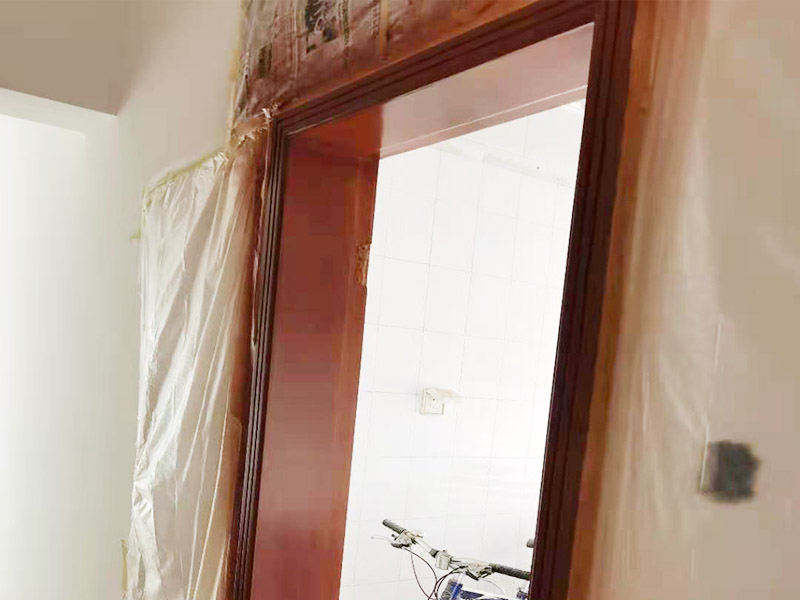 門(mén)框刷漆維修：把木門(mén)上面的把手等裝飾品都卸下來(lái)，防止下一步作業(yè)時(shí)劃傷手，也有利于均勻涂刷木門(mén)油漆。用粗砂紙把需要刷油漆的地方都打磨一遍，注意轉(zhuǎn)角的地方不要打磨的太厲害，保持木門(mén)原來(lái)的形狀。把刷完一遍漆的木門(mén)放置四到五個(gè)小時(shí)，等油漆干透。木門(mén)油漆干透后，拿細(xì)砂紙把木門(mén)從頭到尾再打磨一遍。這一次打磨是為了把油漆上刷的不均勻的地方打磨平，利于后面繼續(xù)刷漆。刷漆第二和三遍把把手等步卸下來(lái)的裝飾物安裝回去。