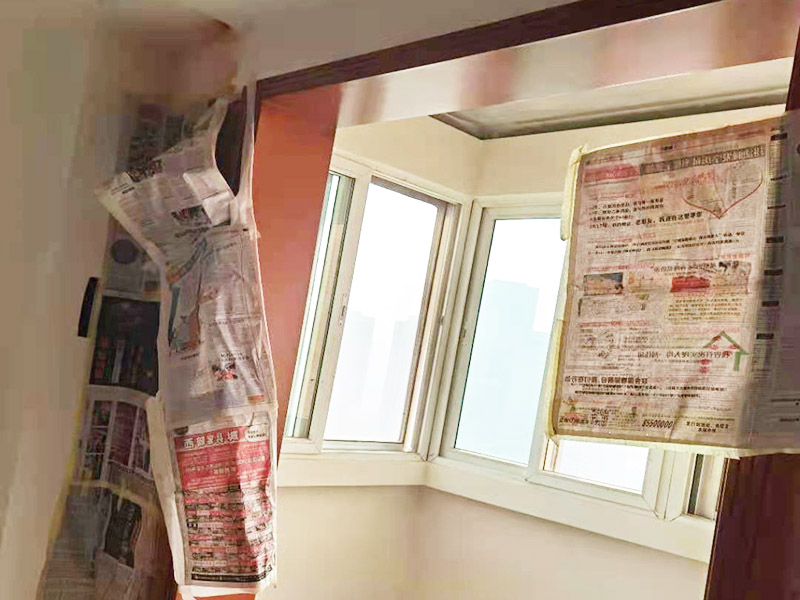 門(mén)框刷漆維修：把木門(mén)上面的把手等裝飾品都卸下來(lái)，防止下一步作業(yè)時(shí)劃傷手，也有利于均勻涂刷木門(mén)油漆。用粗砂紙把需要刷油漆的地方都打磨一遍，注意轉(zhuǎn)角的地方不要打磨的太厲害，保持木門(mén)原來(lái)的形狀。把刷完一遍漆的木門(mén)放置四到五個(gè)小時(shí)，等油漆干透。木門(mén)油漆干透后，拿細(xì)砂紙把木門(mén)從頭到尾再打磨一遍。這一次打磨是為了把油漆上刷的不均勻的地方打磨平，利于后面繼續(xù)刷漆。刷漆第二和三遍把把手等步卸下來(lái)的裝飾物安裝回去。