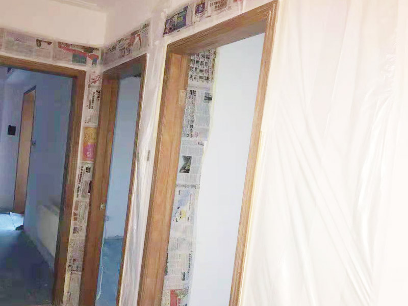 門(mén)框刷漆維修：把木門(mén)上面的把手等裝飾品都卸下來(lái)，防止下一步作業(yè)時(shí)劃傷手，也有利于均勻涂刷木門(mén)油漆。用粗砂紙把需要刷油漆的地方都打磨一遍，注意轉(zhuǎn)角的地方不要打磨的太厲害，保持木門(mén)原來(lái)的形狀。把刷完一遍漆的木門(mén)放置四到五個(gè)小時(shí)，等油漆干透。木門(mén)油漆干透后，拿細(xì)砂紙把木門(mén)從頭到尾再打磨一遍。這一次打磨是為了把油漆上刷的不均勻的地方打磨平，利于后面繼續(xù)刷漆。刷漆第二和三遍把把手等步卸下來(lái)的裝飾物安裝回去。