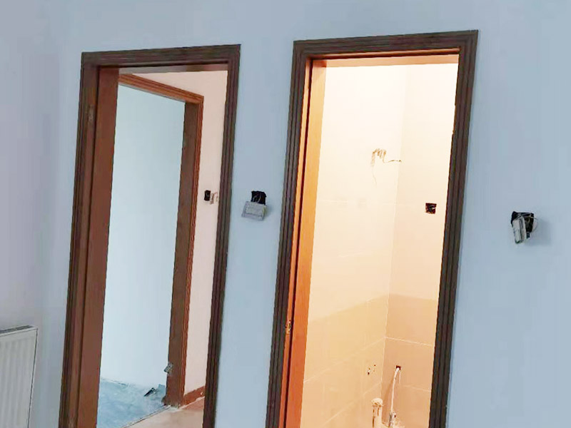 門(mén)框刷漆維修：把木門(mén)上面的把手等裝飾品都卸下來(lái)，防止下一步作業(yè)時(shí)劃傷手，也有利于均勻涂刷木門(mén)油漆。用粗砂紙把需要刷油漆的地方都打磨一遍，注意轉(zhuǎn)角的地方不要打磨的太厲害，保持木門(mén)原來(lái)的形狀。把刷完一遍漆的木門(mén)放置四到五個(gè)小時(shí)，等油漆干透。木門(mén)油漆干透后，拿細(xì)砂紙把木門(mén)從頭到尾再打磨一遍。這一次打磨是為了把油漆上刷的不均勻的地方打磨平，利于后面繼續(xù)刷漆。刷漆第二和三遍把把手等步卸下來(lái)的裝飾物安裝回去。