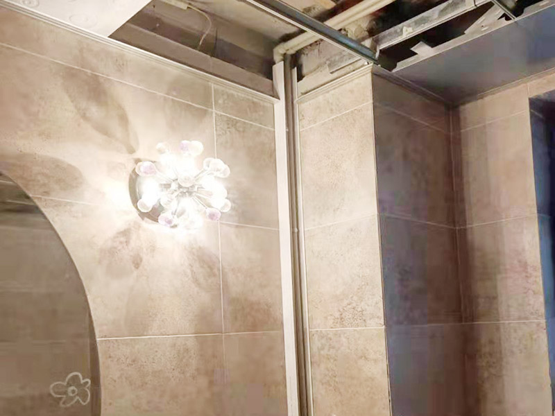 明管安裝維修：第一步是測量，確定線管和一級配電箱的固定點位。第二步是加工我們所需要的線管。第三步是線管的安裝和固定。第四步是管路進入線盒或者是線盒。