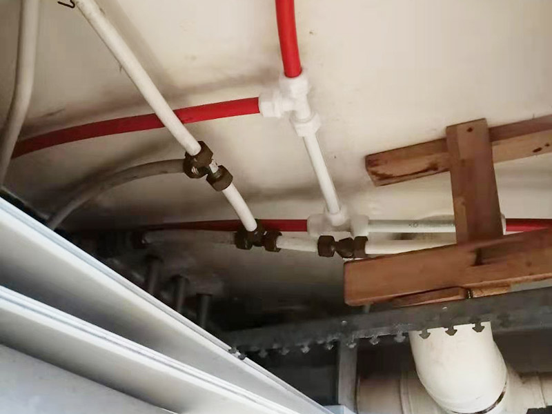 水管轉(zhuǎn)換頭更換:1、水管安裝后一定要進(jìn)行增壓測(cè)試：增壓測(cè)試一般是在1.5倍水壓的情況下進(jìn)行,在測(cè)試中應(yīng)沒有漏水現(xiàn)象。 2、在沒有加壓條件下的簡(jiǎn)單測(cè)試方法，但不完全可行。 關(guān)閉水管總閥。(即水表前面的水管開關(guān)) 打開房間里面的水龍頭20分鐘，確保沒水再滴后關(guān)閉所有的水龍頭。 關(guān)閉馬桶水箱和洗衣機(jī)等具有蓄水功能的設(shè)備進(jìn)水開關(guān)。 打開水管總閥。 打開總閥后20分鐘查看水表是否走動(dòng)，包括緩慢的走動(dòng)。如果有走動(dòng)，即為漏水了。如果沒有走動(dòng)，可能沒事。(如果水表有問題或水管微滲，有可能難以確定。)所以建議施工完一定要進(jìn)行水壓測(cè)試實(shí)驗(yàn)，一般打壓8公斤，時(shí)間20-30分鐘。