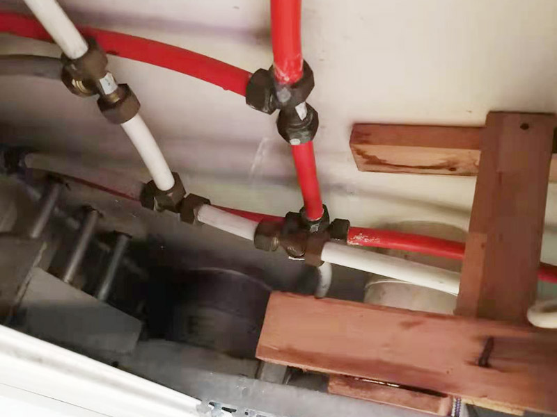 水管轉(zhuǎn)換頭更換:1、水管安裝后一定要進(jìn)行增壓測(cè)試：增壓測(cè)試一般是在1.5倍水壓的情況下進(jìn)行,在測(cè)試中應(yīng)沒有漏水現(xiàn)象。 2、在沒有加壓條件下的簡(jiǎn)單測(cè)試方法，但不完全可行。 關(guān)閉水管總閥。(即水表前面的水管開關(guān)) 打開房間里面的水龍頭20分鐘，確保沒水再滴后關(guān)閉所有的水龍頭。 關(guān)閉馬桶水箱和洗衣機(jī)等具有蓄水功能的設(shè)備進(jìn)水開關(guān)。 打開水管總閥。 打開總閥后20分鐘查看水表是否走動(dòng)，包括緩慢的走動(dòng)。如果有走動(dòng)，即為漏水了。如果沒有走動(dòng)，可能沒事。(如果水表有問題或水管微滲，有可能難以確定。)所以建議施工完一定要進(jìn)行水壓測(cè)試實(shí)驗(yàn)，一般打壓8公斤，時(shí)間20-30分鐘。