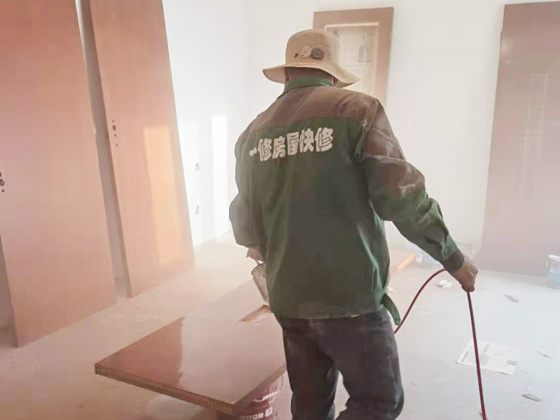 木門噴漆維修：白胚處理，先用水性膩?zhàn)佣箩斞?，裂縫，塌陷，暗坑等缺陷，一般采用木色水灰，也有自己調(diào)配使用的，原則是顏色必須跟木質(zhì)本色相同；用開刀或刮板將油膩?zhàn)庸稳脶斂?、接縫等處，刮抹時(shí)要橫抹豎收，刮光、收凈，干透后用砂紙順著木紋輕輕磨光，用潮布或棉絲擦凈。180木砂紙將實(shí)木門板打磨光、平整。一般上清漆的時(shí)候要注意：刷兩道三遍，第一遍刷薄一點(diǎn)，油漆稍微稀一點(diǎn)，時(shí)間是12小時(shí)以上干透，用稍細(xì)一點(diǎn)的砂紙打磨光滑再刷第二遍，第三遍最后徹底干透后再用拋光砂紙打磨光滑