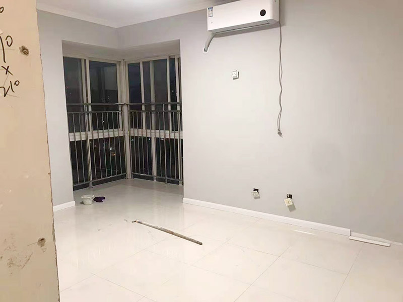 墻面滾刷乳膠漆：墻面修補(bǔ)：毛坯墻體?；鶎訄?jiān)固，不得有起砂、脫落等現(xiàn)象。陰陽(yáng)角須彈墨線來(lái)衡量水平度。前一遍膩?zhàn)痈赏?，后一遍方能施工?刮膩?zhàn)樱簤ζ龊煤?，進(jìn)行兩道抹灰，基面加以修飾、補(bǔ)平。抹灰完后，刷乳膠漆。基本買成品膩?zhàn)臃?，加水?dāng)嚢杓纯闪恕?墻面打磨：刮膩?zhàn)雍?，基層不平整。需砂紙打磨修?fù)。中間可用燈泡照明，方便檢查平整度。 油漆操作：施工方法有排刷、輥刷、噴槍、批。排刷：省料，費(fèi)時(shí)間，干燥快，盡量一次完成，否則易產(chǎn)生接痕。輥刷：效果普通，浪費(fèi)油漆，性價(jià)比高。噴槍：效果好，速度快，省時(shí)，不易修補(bǔ)。批：效果好，費(fèi)料。