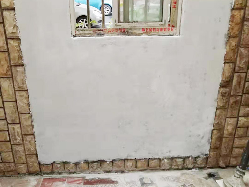 墻面局部翻新：基層裂縫的處理方法，薄而多遍的水泥砂漿抹面：鋼絲刷刷掉起皮的涂料面層。 墻面問題處理辦法，進(jìn)行涂料施工、清理墻面，尤其是深顏色的涂料兌水過多可能導(dǎo)致浮色發(fā)花等不良現(xiàn)象：云石機(jī)切出空鼓的墻面，達(dá)到原有墻面的高度、油污進(jìn)行徹底清洗干凈，刷界面劑，涂刷兩遍墻面漆，批刮柔性膩?zhàn)樱阂早P刀清除墻面已松動(dòng)的膩?zhàn)訉印?待基層完全干燥后，進(jìn)行涂料施工舊房翻新按照下面的步驟，可以用小錘子輕輕敲擊