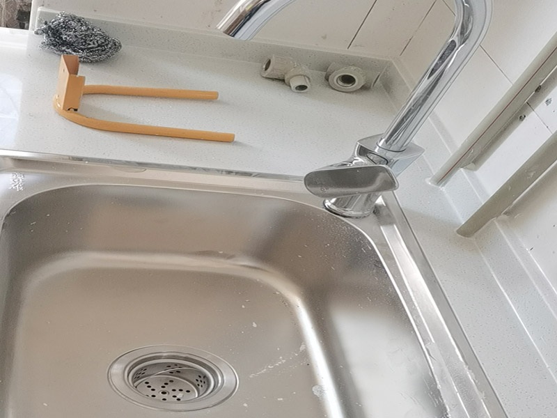 水槽拉籃安裝:首先要將水槽放置到臺(tái)面中心的對(duì)應(yīng)開(kāi)口的地方，確保水槽固定不松動(dòng)就可以了。然后就是安裝水龍頭的進(jìn)水口，將原先安裝在水龍頭上的進(jìn)水管一段連接到開(kāi)關(guān)處，這里也要反復(fù)確認(rèn)連接是否牢固，而且太松太緊都不好。如果使用的是冷熱水龍頭配件，冷熱水管的位置一般都是左熱右冷，在安裝的時(shí)候可以再確認(rèn)一下，以免安裝相反。