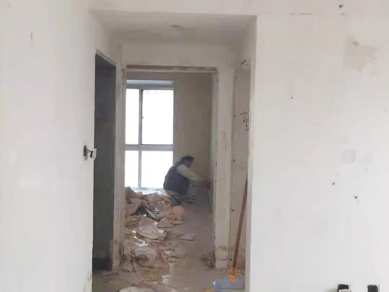 墻面撕舊墻紙：要粘貼新墻紙，最好就是將舊墻紙剝除，這樣可以使得新墻紙更加結(jié)實的粘在墻上。但也可以在舊墻紙上鋪新墻紙，但這種做法有時并不是個好主意，因為粘合劑受潮后，會導致新舊墻紙一起從墻面脫落。此外，若用新墻紙覆蓋接縫處的舊墻紙，重疊的印記將顯露在新墻紙上。如果由于情況需要，您仍然希望在舊墻紙上貼新墻紙，那么您應(yīng)該先把接縫打磨平整，將松散的墻紙條撕掉，并將舊墻紙銜接處的松散邊緣重新粘貼在墻壁上，然后再開始貼新的墻紙。