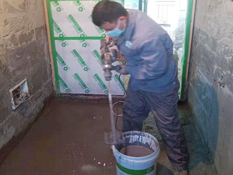 調(diào)制水泥地面找平： 一般房屋的地面上有比較凸出的地方，可以采用旋轉(zhuǎn)平磨的方式將高的地方打磨下去前提是下邊沒(méi)有管道。如果高的地方不打磨，那么找平出來(lái)的地面就會(huì)出現(xiàn)由齒刮刮出來(lái)的地面在高的地方同樣留下了同樣多的水泥，最后找出來(lái)的地面好是高的地方依然高，低的地方依然低。同時(shí)打磨還能節(jié)約不少的用料，這是地面找平中一個(gè)很重要的步驟。