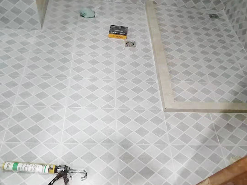 衛(wèi)生間地面改造：對(duì)于衛(wèi)生間改造，其次就是需要對(duì)其做相應(yīng)的防水處理。因?yàn)樵谌粘５募彝ブ?，衛(wèi)生間的水是處處可見的，非常潮濕。衛(wèi)生間內(nèi)的防水涂料是由地面延伸到墻面的，涂刷過程中精良的保證厚度均勻。還需要處理好地面和墻面交界處的各類管件的涂刷。待防水處理完全確定后，等待地面干透就可以做后續(xù)的工程了。這里要著重提醒，衛(wèi)生間下水口位置的防水要特別處理好，保證今后的檢查與維修。