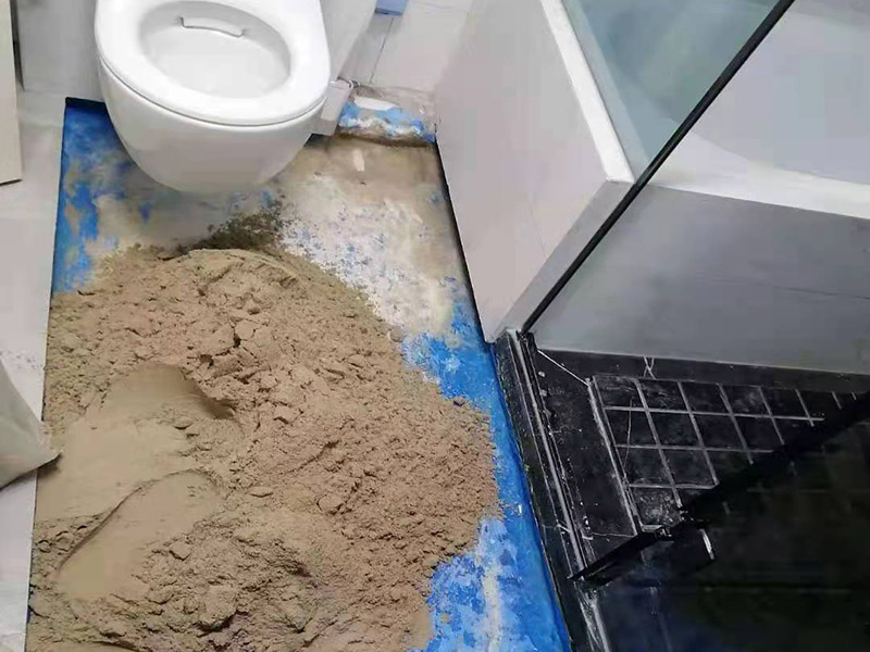 衛(wèi)生間地面改造：對(duì)于衛(wèi)生間改造，其次就是需要對(duì)其做相應(yīng)的防水處理。因?yàn)樵谌粘５募彝ブ?，衛(wèi)生間的水是處處可見的，非常潮濕。衛(wèi)生間內(nèi)的防水涂料是由地面延伸到墻面的，涂刷過程中精良的保證厚度均勻。還需要處理好地面和墻面交界處的各類管件的涂刷。待防水處理完全確定后，等待地面干透就可以做后續(xù)的工程了。這里要著重提醒，衛(wèi)生間下水口位置的防水要特別處理好，保證今后的檢查與維修。