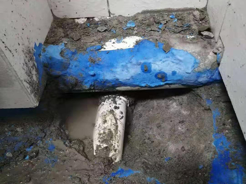 衛(wèi)生間地面改造：對(duì)于衛(wèi)生間改造，其次就是需要對(duì)其做相應(yīng)的防水處理。因?yàn)樵谌粘５募彝ブ?，衛(wèi)生間的水是處處可見的，非常潮濕。衛(wèi)生間內(nèi)的防水涂料是由地面延伸到墻面的，涂刷過程中精良的保證厚度均勻。還需要處理好地面和墻面交界處的各類管件的涂刷。待防水處理完全確定后，等待地面干透就可以做后續(xù)的工程了。這里要著重提醒，衛(wèi)生間下水口位置的防水要特別處理好，保證今后的檢查與維修。