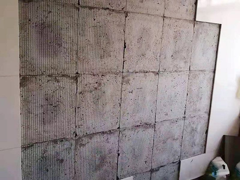 衛(wèi)生間地面防水：首先，用小金屬榔頭敲墻面、地面，如果發(fā)現(xiàn)&ldquo;噗噗&rdquo;的空聲，意味著里面有空鼓，必須把空鼓部分全部敲掉。然后仔細(xì)清理四個(gè)墻面基層和地面，拔掉鐵釘，清理雜土垃圾，好用清水沖洗一遍，然后待其干燥。衛(wèi)生間各種下水管能不改動(dòng)，盡量不要去改動(dòng)；萬一要改動(dòng)，千萬不能用水泥沙漿去填孔隙，一定要堵漏王分三次去填。