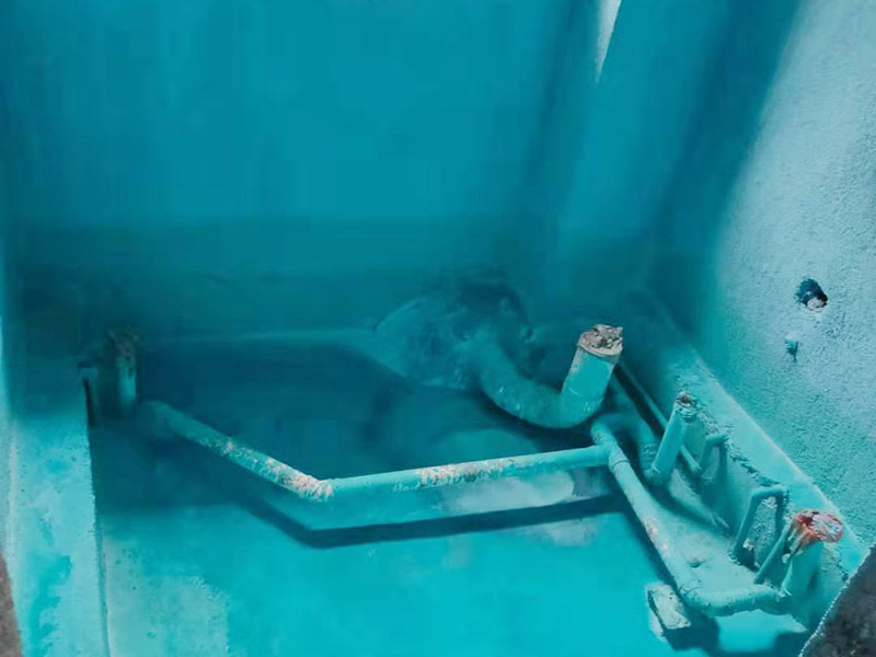 基層處理是衛(wèi)生間做防水的基礎(chǔ)工作，要找平地面，確保地面的平整干凈。鋪貼涂料時(shí)要做到用力均勻，不能漏刷、缺刷，避免脫落、開(kāi)裂等，過(guò)于干燥的季節(jié)也不適宜做防水。涂刷的厚度小于1毫米比較好。做完防水涂層后一定要涂上表面防護(hù)涂料，對(duì)內(nèi)部材料起到保護(hù)的作用。鋪保護(hù)層與鋪防水涂料一樣要做到均勻、無(wú)裂痕、不脫落。閉水實(shí)驗(yàn)是衛(wèi)生間做防水的最后一步，對(duì)防水施工進(jìn)行檢查。在防水層徹底干透后，在衛(wèi)生間蓄水24小時(shí)以上，看是否有漏水等現(xiàn)象。