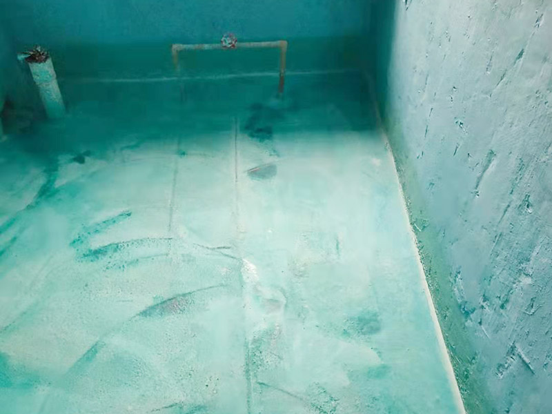 基層處理是衛(wèi)生間做防水的基礎(chǔ)工作，要找平地面，確保地面的平整干凈。鋪貼涂料時(shí)要做到用力均勻，不能漏刷、缺刷，避免脫落、開(kāi)裂等，過(guò)于干燥的季節(jié)也不適宜做防水。涂刷的厚度小于1毫米比較好。做完防水涂層后一定要涂上表面防護(hù)涂料，對(duì)內(nèi)部材料起到保護(hù)的作用。鋪保護(hù)層與鋪防水涂料一樣要做到均勻、無(wú)裂痕、不脫落。閉水實(shí)驗(yàn)是衛(wèi)生間做防水的最后一步，對(duì)防水施工進(jìn)行檢查。在防水層徹底干透后，在衛(wèi)生間蓄水24小時(shí)以上，看是否有漏水等現(xiàn)象。