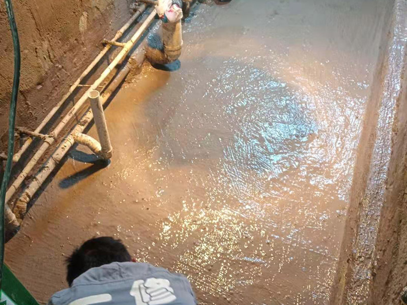 基層處理是衛(wèi)生間做防水的基礎(chǔ)工作，要找平地面，確保地面的平整干凈。鋪貼涂料時(shí)要做到用力均勻，不能漏刷、缺刷，避免脫落、開裂等，過于干燥的季節(jié)也不適宜做防水。涂刷的厚度小于1毫米比較好。做完防水涂層后一定要涂上表面防護(hù)涂料，對(duì)內(nèi)部材料起到保護(hù)的作用。鋪保護(hù)層與鋪防水涂料一樣要做到均勻、無裂痕、不脫落。閉水實(shí)驗(yàn)是衛(wèi)生間做防水的最后一步，對(duì)防水施工進(jìn)行檢查。在防水層徹底干透后，在衛(wèi)生間蓄水24小時(shí)以上，看是否有漏水等現(xiàn)象。