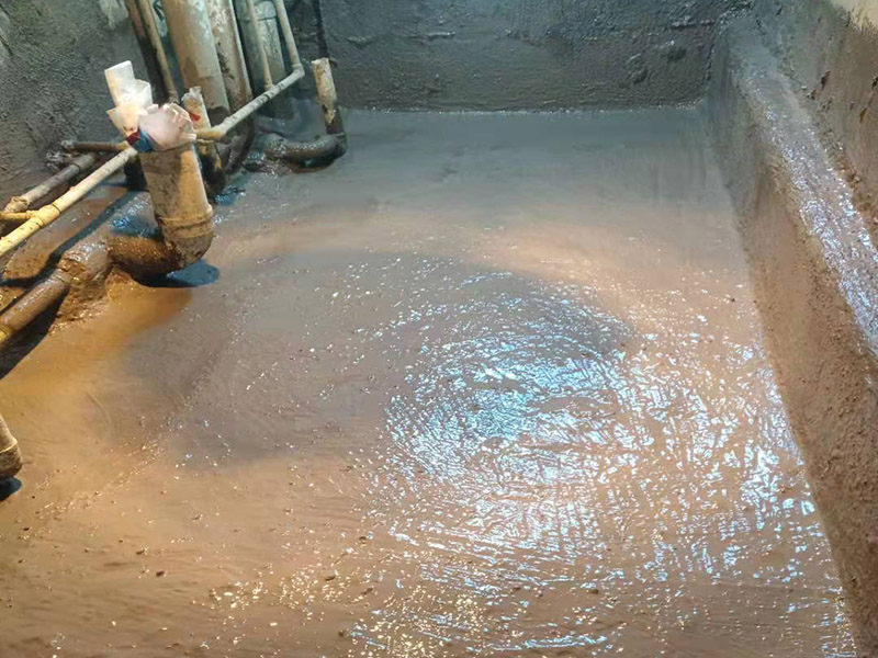 基層處理是衛(wèi)生間做防水的基礎(chǔ)工作，要找平地面，確保地面的平整干凈。鋪貼涂料時(shí)要做到用力均勻，不能漏刷、缺刷，避免脫落、開裂等，過于干燥的季節(jié)也不適宜做防水。涂刷的厚度小于1毫米比較好。做完防水涂層后一定要涂上表面防護(hù)涂料，對(duì)內(nèi)部材料起到保護(hù)的作用。鋪保護(hù)層與鋪防水涂料一樣要做到均勻、無裂痕、不脫落。閉水實(shí)驗(yàn)是衛(wèi)生間做防水的最后一步，對(duì)防水施工進(jìn)行檢查。在防水層徹底干透后，在衛(wèi)生間蓄水24小時(shí)以上，看是否有漏水等現(xiàn)象。